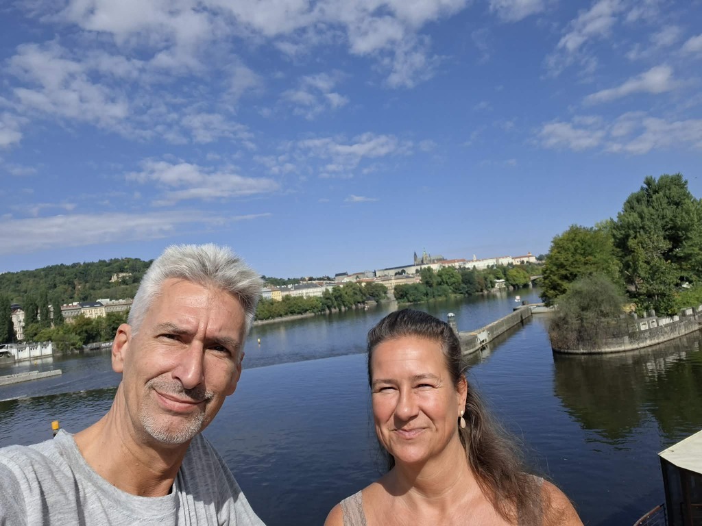 Jacky und Gabi an der Moldau in Prag